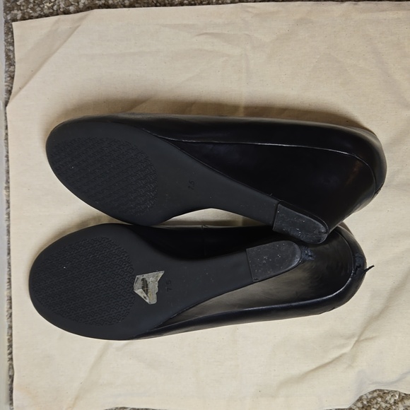 Tory Burch Chelsea Wedge Heel black with gold medallion logo - Picture 7 of 9